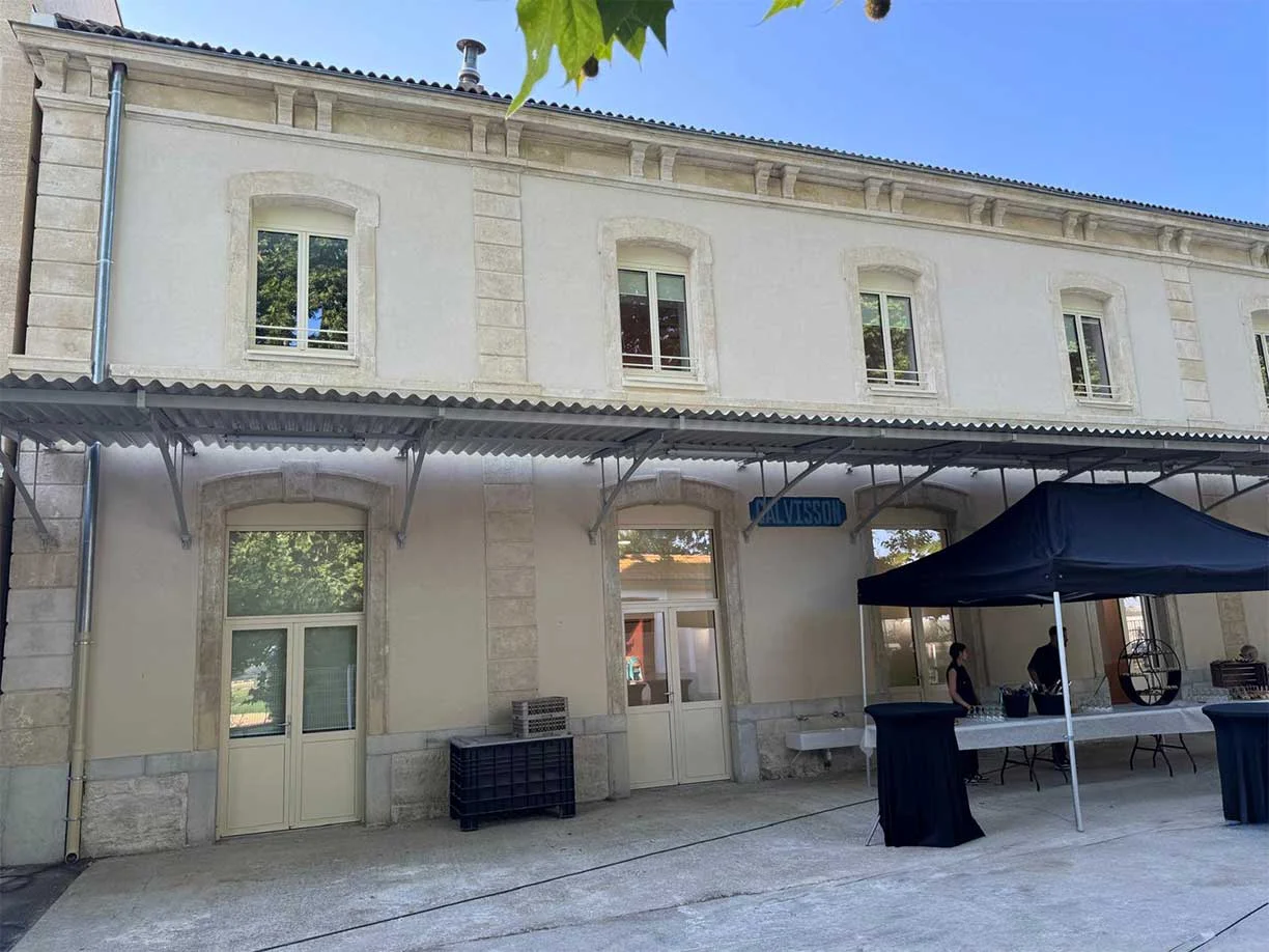 Façade de l'ancienne gare de Calvisson menuiseries aluminium