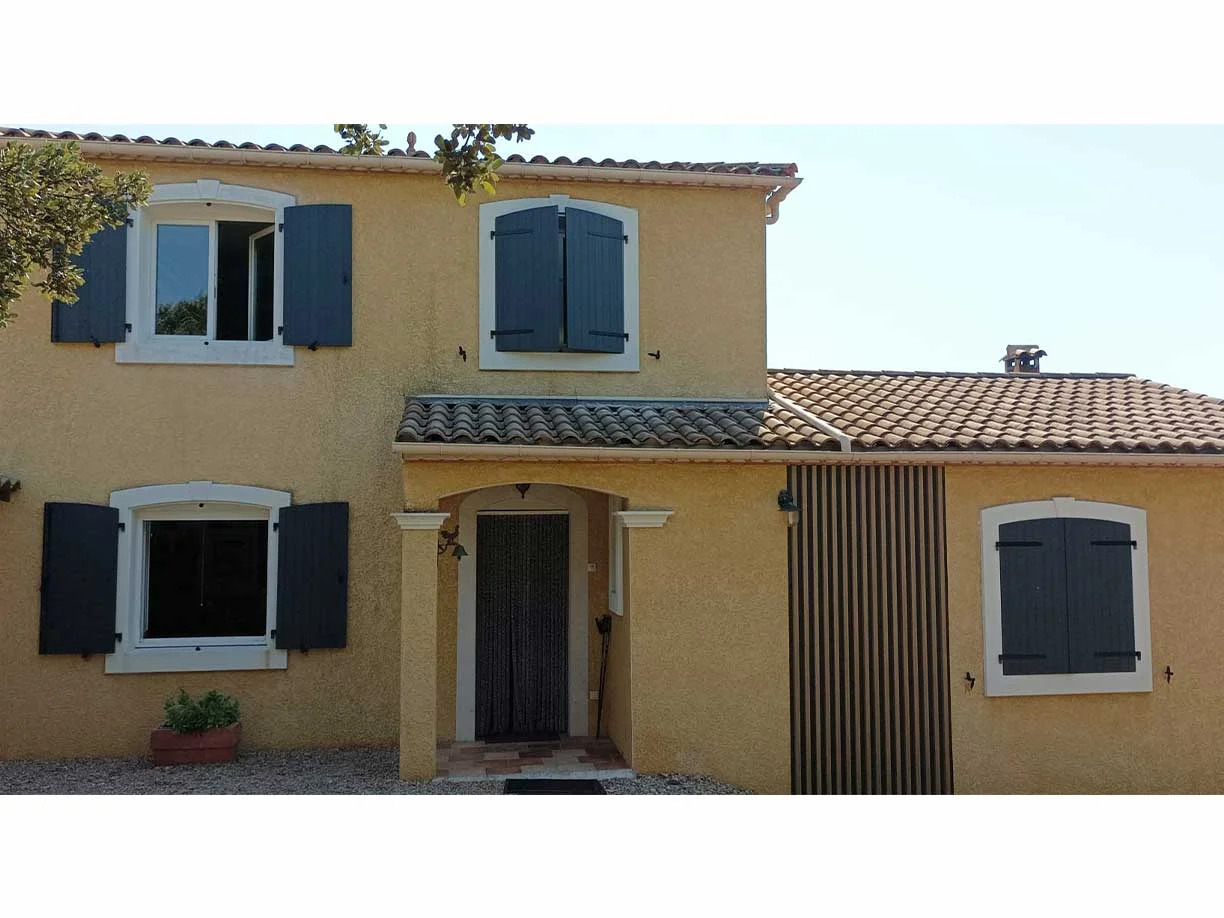 Rénovation d'une villa sur la commune de Monteils - Volets battants aluminium cintrés et isolés.