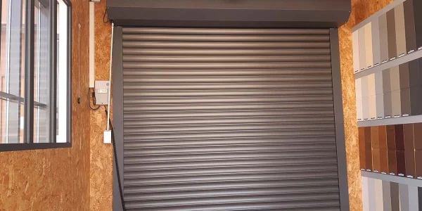 Une porte de garage enroulable pratique et esthétique