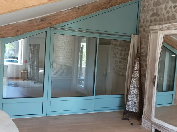 Cloison intérieure en aluminium avec baie vitrée Profils Systèmes dans le Gard vue intérieure chambre
