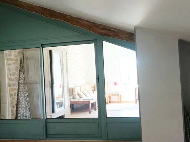 Cloison intérieure en aluminium avec baie vitrée Profils Systèmes dans le Gard vue intérieure salon