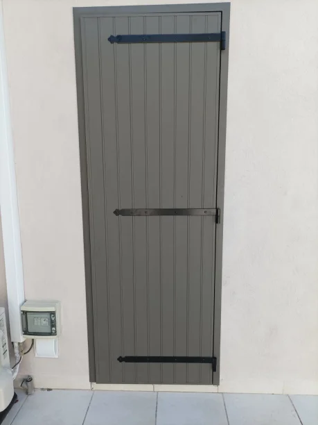 Volet battant sur cadre Terra Gris Désert en aluminium de Profils Systèmes à Rousson porte fenêtre fermé