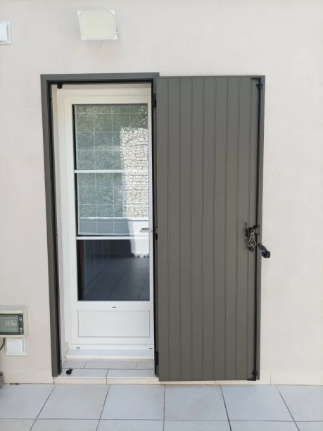 Volet battant sur cadre Terra Gris Désert en aluminium de Profils Systèmes à Rousson porte fenêtre ouvert