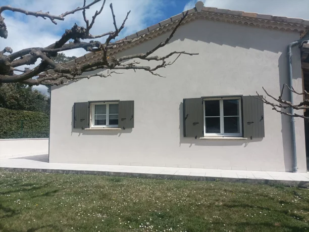 Volets battants sur cadre Terra Gris Désert en aluminium de Profils Systèmes à Rousson vue autre façade