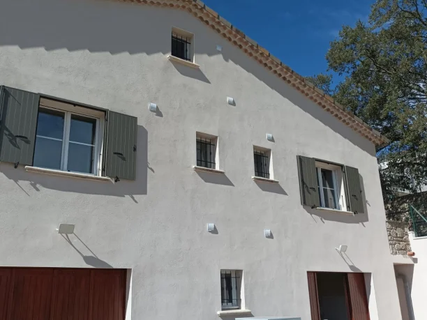 Volets battants sur cadre Terra Gris Désert en aluminium de Profils Systèmes à Rousson façade vue latérale