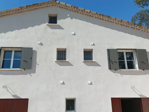 Volets battants sur cadre Terra Gris Désert en aluminium de Profils Systèmes à Rousson façade vue de face