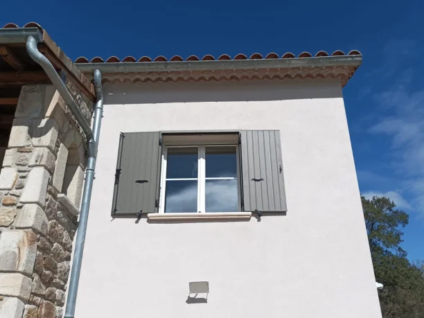 Volets battants sur cadre Terra Gris Désert en aluminium de Profils Systèmes à Rousson fenêtre à l'étage ouverts