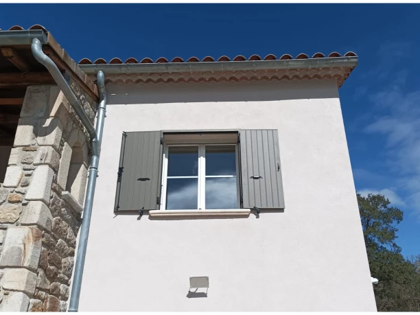 Volets battants sur cadre Terra Gris Désert en aluminium de Profils Systèmes à Rousson fenêtre à l'étage ouverts