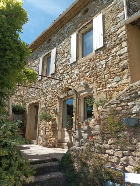 Menuiseries Terra Dune aluminium et volets battants Taos Profils Systèmes Aigaliers vue extérieure