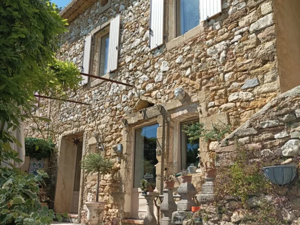 Menuiseries Terra Dune aluminium et volets battants Taos Profils Systèmes Aigaliers vue extérieure