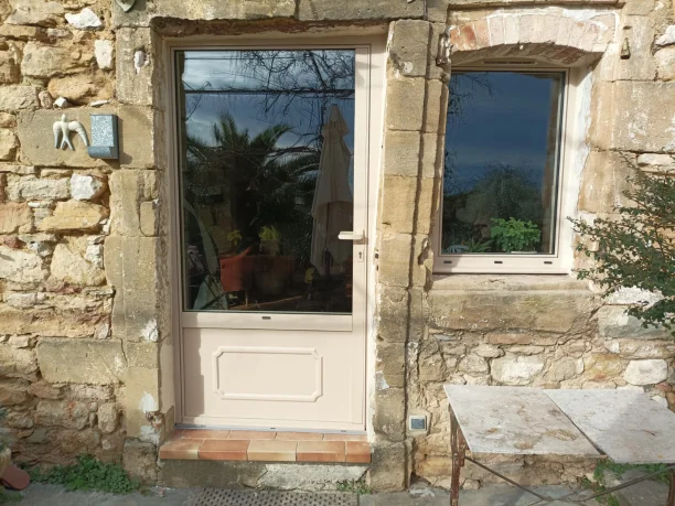 Porte d’entrée et fenêtre Terra Dune aluminium Profils Systèmes Aigaliers vue extérieure
