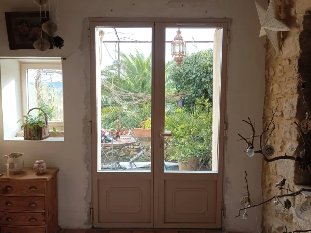 Porte-fenêtre et fenêtre Terra Dune aluminium Profils Systèmes Aigaliers vue intérieure