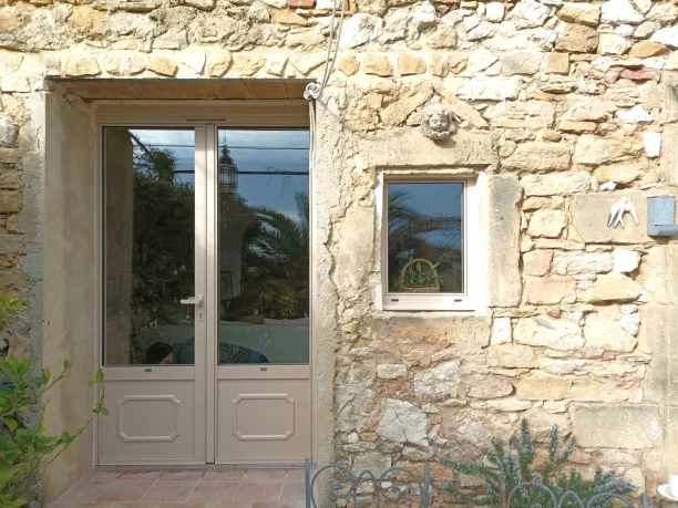 Porte-fenêtre et fenêtre Terra Dune aluminium Profils Systèmes Aigaliers vue extérieure