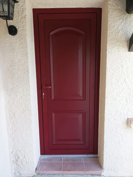 Porte d'entrée aluminium traditionnel Rouge de Mars gamme Satin Moon 416 Volma Uzès vue extérieure