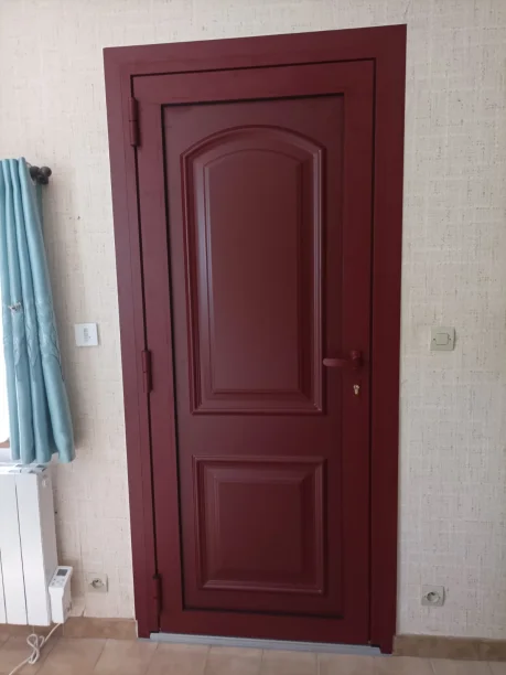 Porte d'entrée aluminium traditionnel Rouge de Mars gamme Satin Moon 416 Volma Uzès vue intérieure