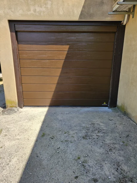 Porte de garage sectionnelle RAL 8028 Brun terre en acier Hörmann LPU 42 Martignargues détail vue extérieure
