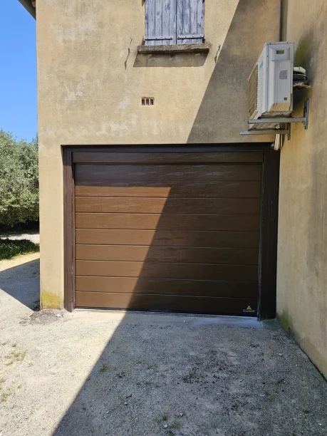 Porte de garage sectionnelle RAL 8028 Brun terre en acier Hörmann LPU 42 Martignargues vue extérieure