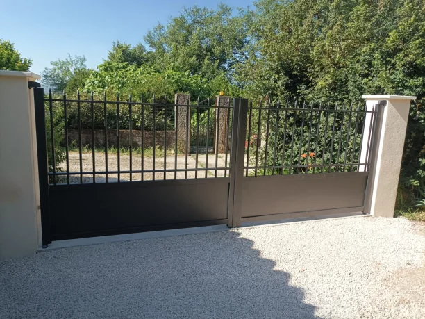 Portail battant noir aluminium gamme Terre-Neuve Profils Systèmes Saint-Paul-le-Jeune vue intérieure