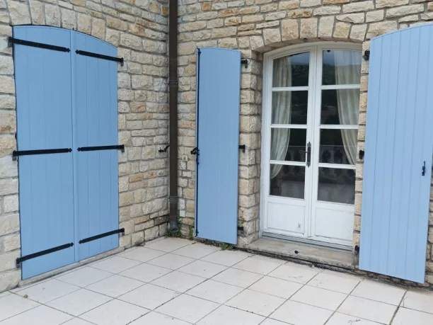 Volets battants cintrés Terra Bleu de Provence en aluminium Profils Systèmes sur un ancien mas à Saint-Ambroix – vue extérieure angle