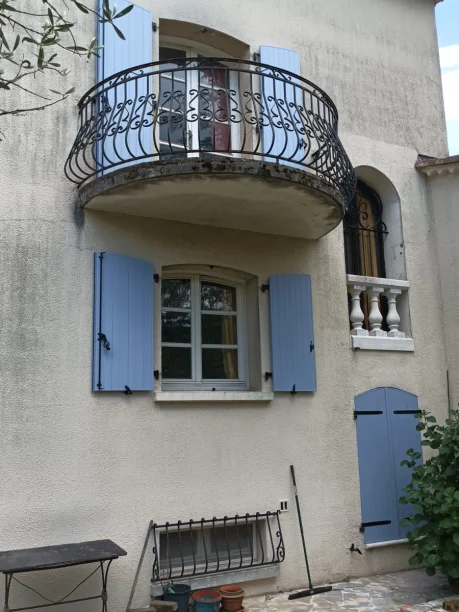 Volets battants cintrés Terra Bleu Provence aluminium Profils Systèmes ancien mas Saint-Ambroix vue extérieure balcon
