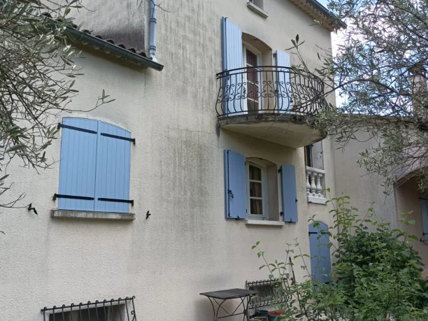 Volets battants cintrés Terra Bleu Provence aluminium Profils Systèmes ancien mas Saint-Ambroix vue extérieure façade balcon