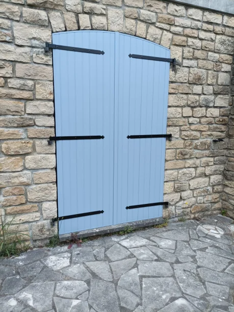 Volets battants cintrés Terra Bleu Provence aluminium Profils Systèmes ancien mas Saint-Ambroix vue extérieure porte-fenêtre