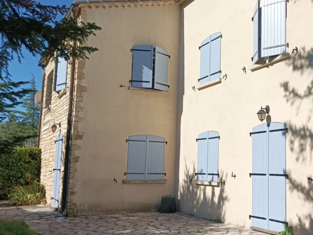 Volets battants cintrés Terra Bleu Provence aluminium Profils Systèmes ancien mas Saint-Ambroix vue extérieure