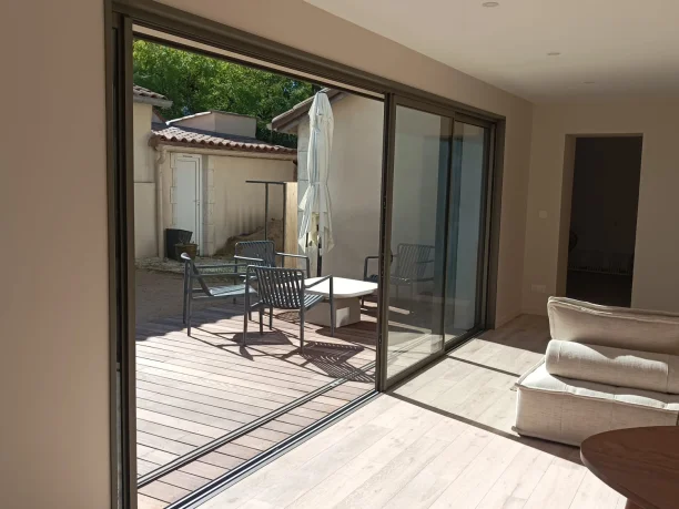 Baie vitrée coulissante galandage Terra gris désert aluminium Profils Systèmes Gard vue intérieure semi-ouvert