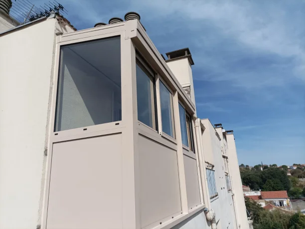 Loggia Terra dune aluminium Profils Systèmes fabrication PASCAL Menuiserie Alès vue extérieure latérale