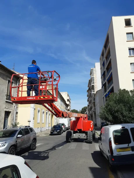 Loggia Terra dune aluminium Profils Systèmes fabrication PASCAL Menuiserie Alès vue extérieure nacelle pour pose à 22 mètres