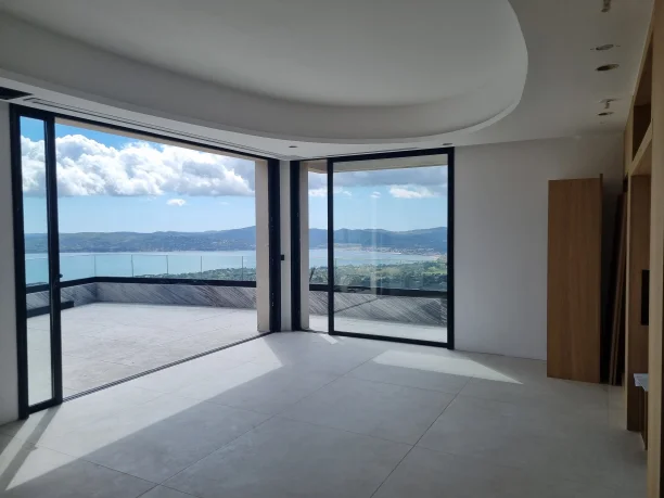 Baie vitrée coulissante XXL noir volcan aluminium Cuzco Profils Systèmes fabrication Pascal Menuiserie Beauvallon vue mer vue intérieure