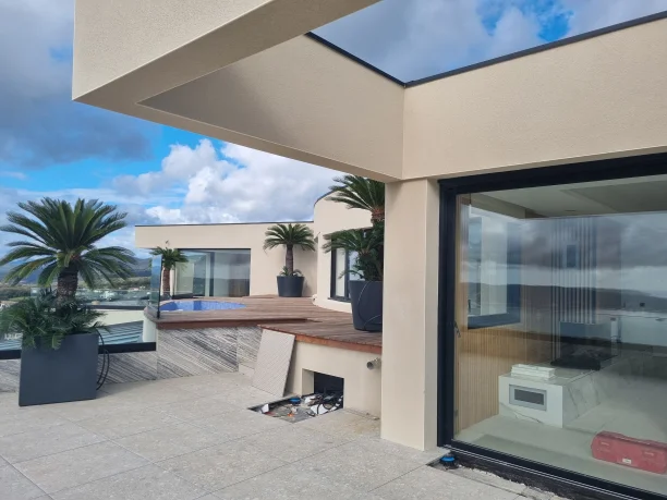 Baie vitrée aluminium Cuzco Profils Systèmes fabrication Pascal Menuiserie villa d'architecte Beauvallon vue extérieure