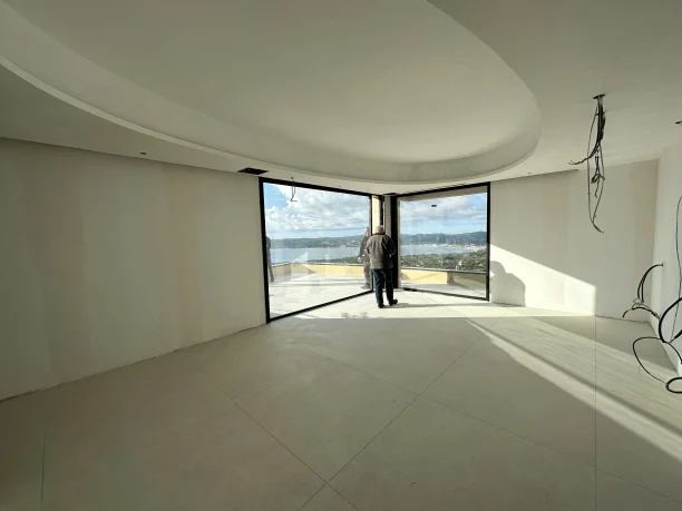 Baie vitrée d'angle aluminium Cuzco Profils Systèmes fabrication Pascal Menuiserie Beauvallon vue mer vue intérieure