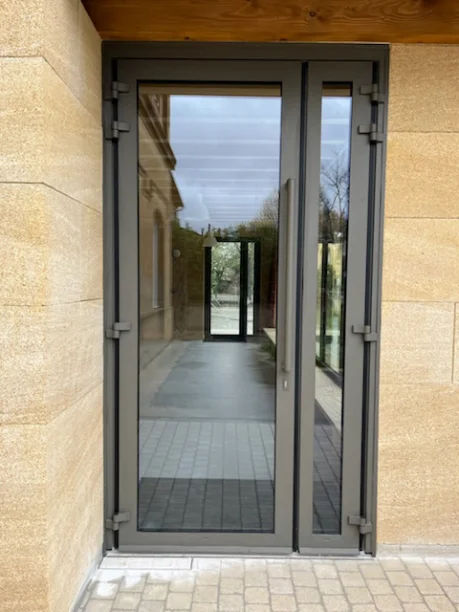 Porte d'entrée aluminium Cuzco Profils Systèmes fabrication Pascal Menuiserie Beauvallon vue extérieure