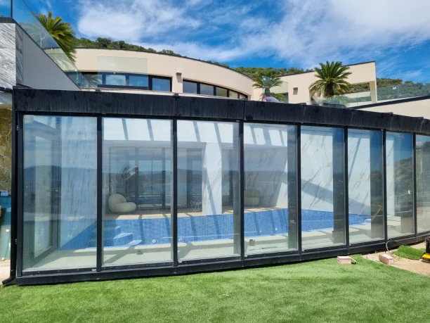 Verrière piscine aluminium Cuzco Profils Systèmes fabrication Pascal Menuiserie Beauvallon autour piscine intérieure vue extérieure