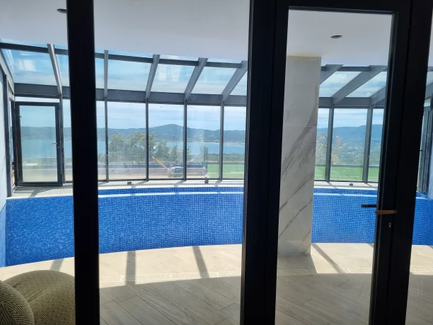 Verrière piscine aluminium Cuzco Profils Systèmes fabrication Pascal Menuiserie Beauvallon autour piscine intérieure vue intérieure