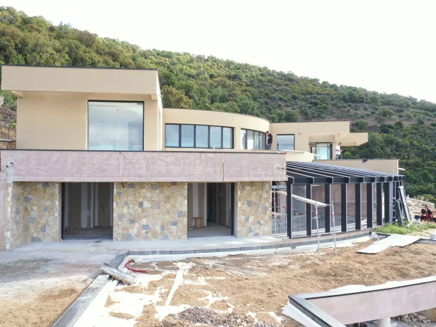 Menuiseries aluminium Cuzco Profils Systèmes fabrication Pascal Menuiserie Beauvallon ensemble verrière vue extérieure latérale