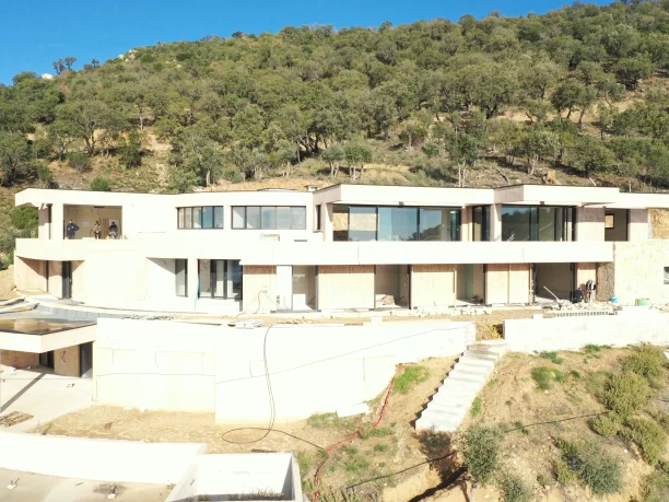Menuiseries aluminium Cuzco Profils Systèmes fabrication Pascal Menuiserie Beauvallon façade complète vue extérieure face