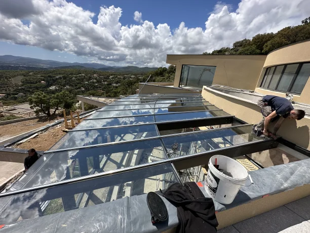 Verrière aluminium Cuzco Profils Systèmes fabrication Pascal Menuiserie Beauvallon vue pose