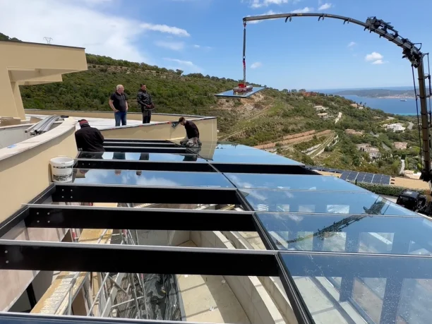 Verrière aluminium Cuzco Profils Systèmes fabrication Pascal Menuiserie Beauvallon pose toiture avec grue