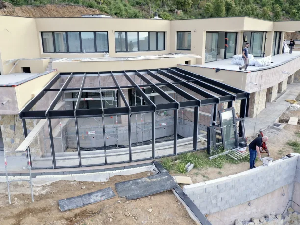 Verrière aluminium Cuzco Profils Systèmes fabrication Pascal Menuiserie Beauvallon vue aérienne