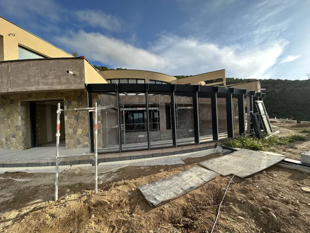 Verrière piscine aluminium Cuzco Profils Systèmes fabrication Pascal Menuiserie Beauvallon courbe structure vue pose