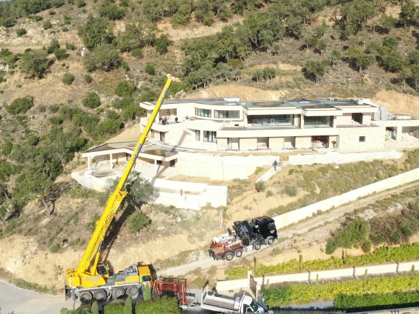 Installation baie panoramique aluminium Cuzco Profils Systèmes fabrication Pascal Menuiserie Beauvallon golfe Saint-Tropez vue aérienne