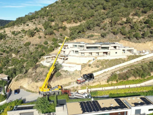 Installation menuiseries aluminium Cuzco Profils Systèmes fabrication Pascal Menuiserie Beauvallon grue vue aérienne