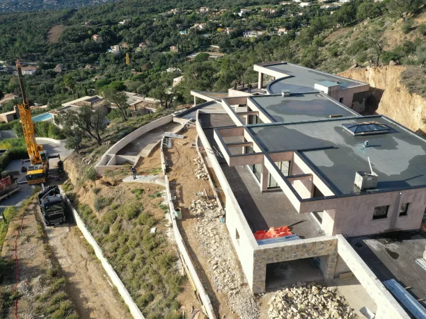 Menuiseries aluminium Cuzco Profils Systèmes fabrication Pascal Menuiserie Beauvallon chantier grue vue aérienne