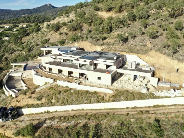 Menuiseries aluminium Cuzco Profils Systèmes fabrication Pascal Menuiserie Beauvallon chantier vue aérienne villa