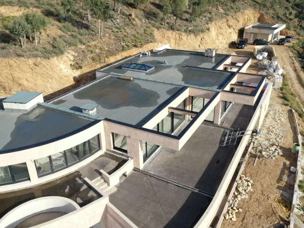 Menuiseries aluminium Cuzco Profils Systèmes fabrication Pascal Menuiserie Beauvallon vue aérienne toiture villa droite