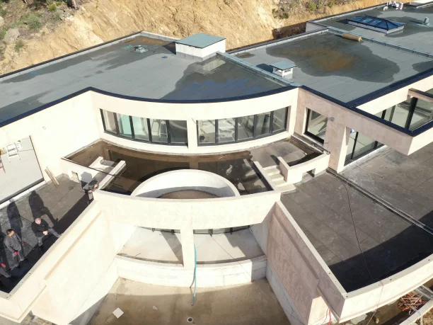Menuiseries aluminium Cuzco Profils Systèmes fabrication Pascal Menuiserie Beauvallon vue aérienne toiture villa gauche