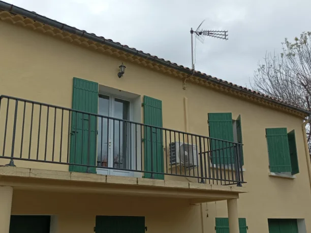 Garde-corps aluminium à barreaudage sur balcon, vue extérieure dans le Gard