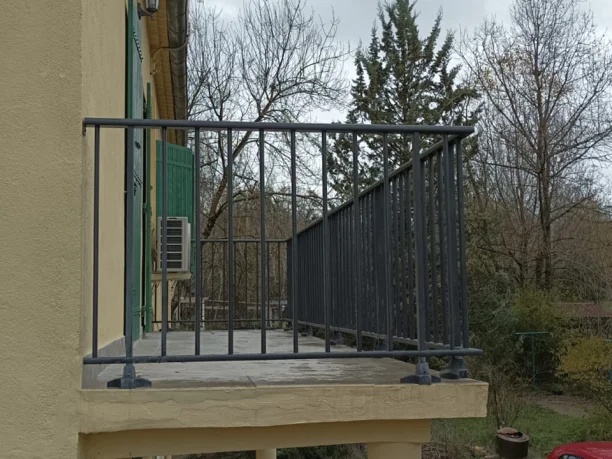 Vue latérale du garde-corps aluminium à barreaudage sur le balcon dans le Gard